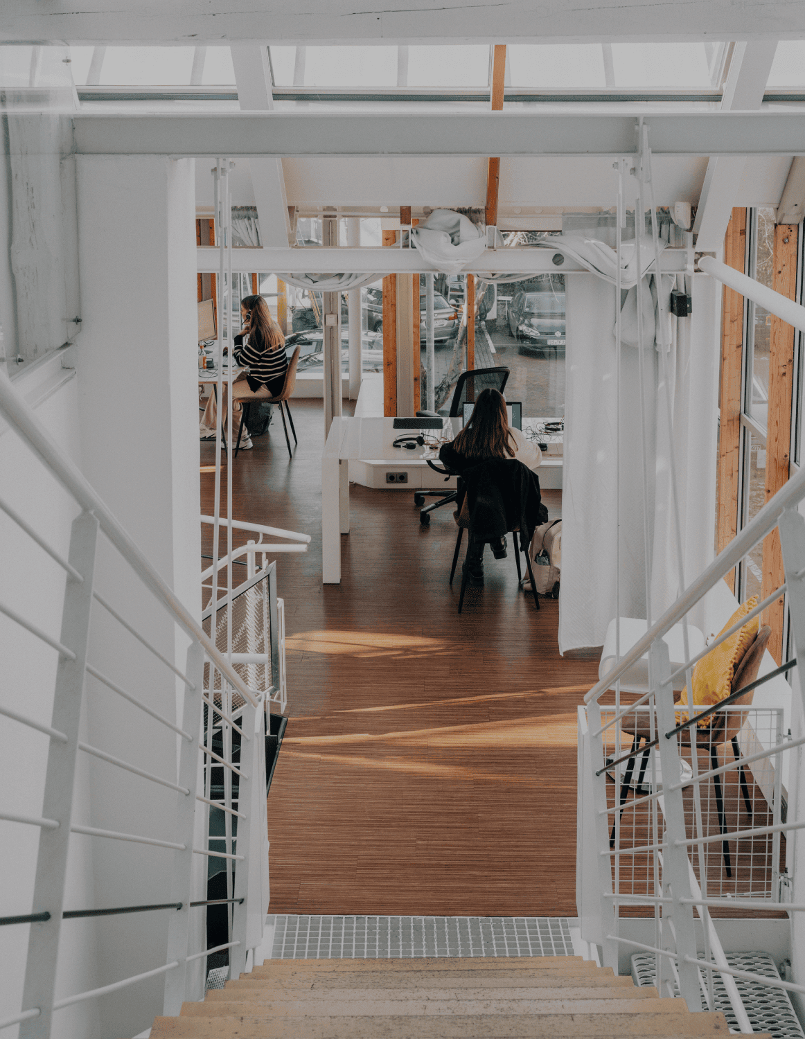 Blick von einer Treppe in ein helles, modernes Büro