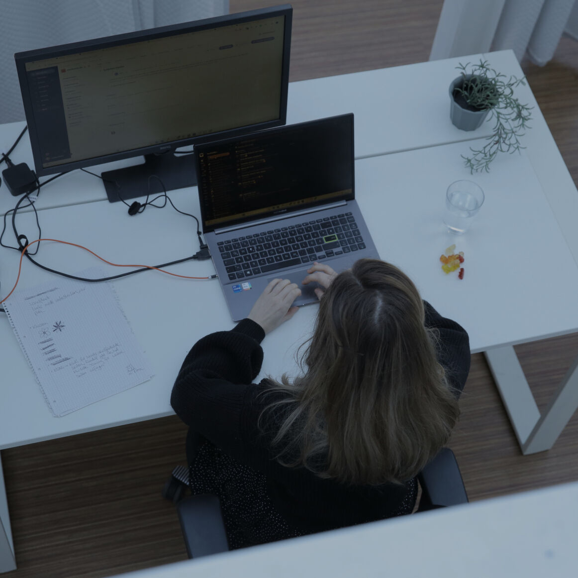 Mitarbeiterin arbeitet am Laptop mit digitalen Personalunterlagen, Ansicht von oben