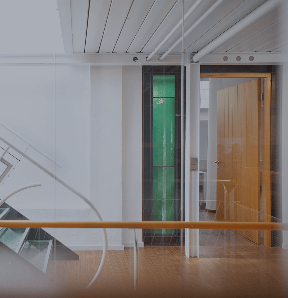 Heller Büroflur mit moderner Glas- und Metalltreppe als Sinnbild für strukturierte Personalprozesse