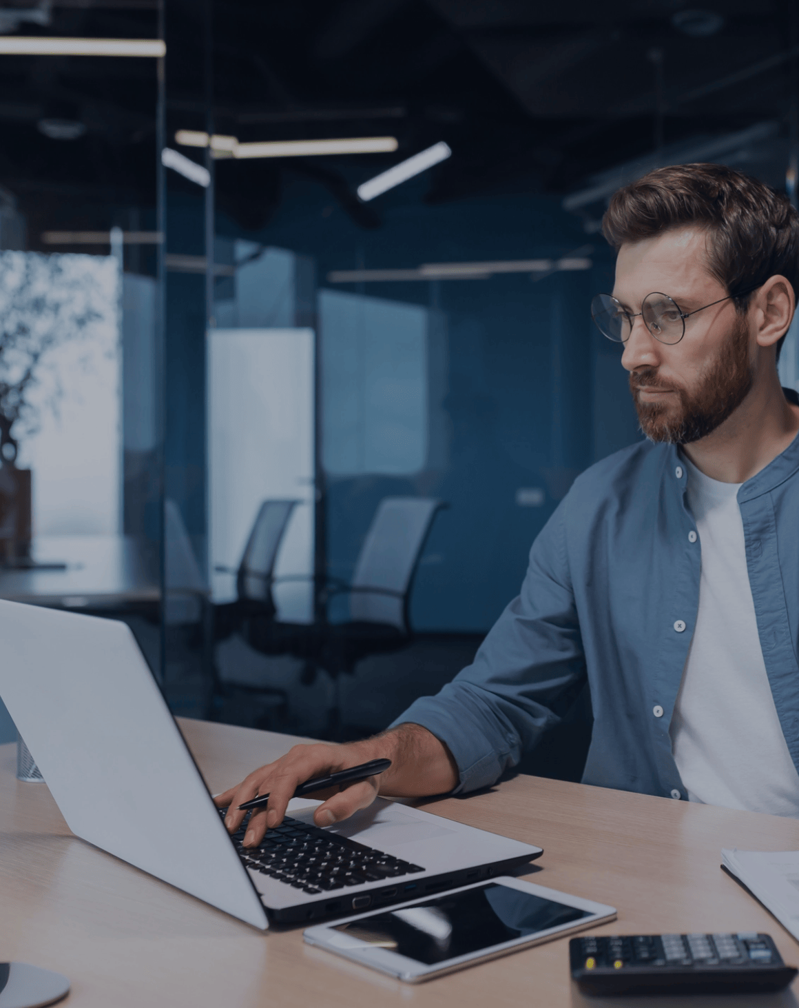 Zwei Fachkräfte stimmen die Übergabe von Buchungsunterlagen zwischen Lohnbüro und Steuerberater ab.